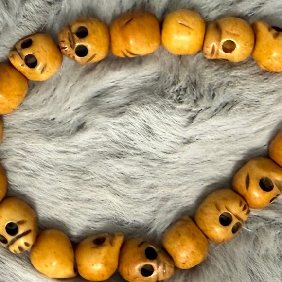 Skull bracelet, unknown material, handmade, stretch - Picture 1 of 3